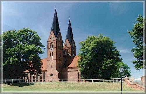 Die Klosterkirche am Seeufer